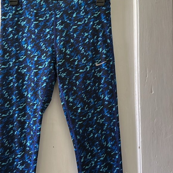 Nike Dri-Fit Blue Printed Athletic Workout Crop Leggings - Picture 2 of 5